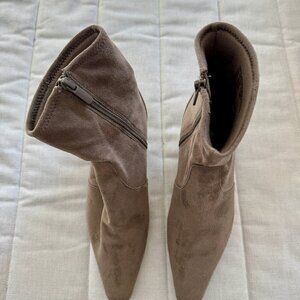 Stylish Apostrophie light brown booties
